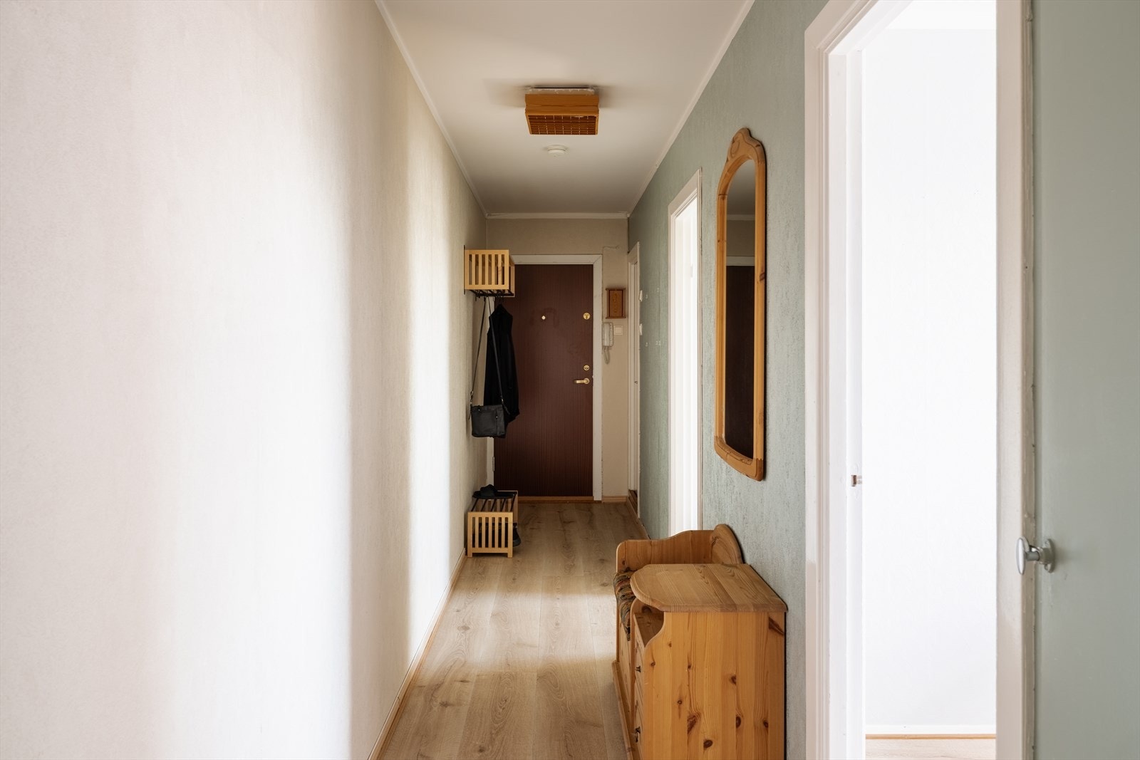 Entré med oppbevaring på vegg. Galleribilde