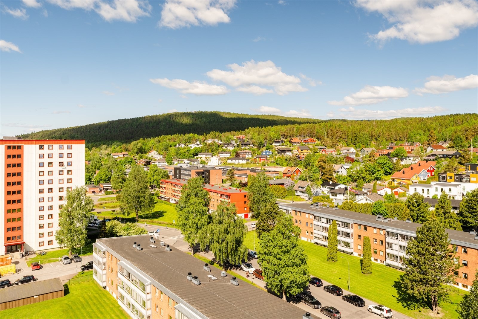 Fra leiligheten kan man nyte et åpent utsyn over grønne omgivelser med marka som et naturlig bakteppe. Galleribilde