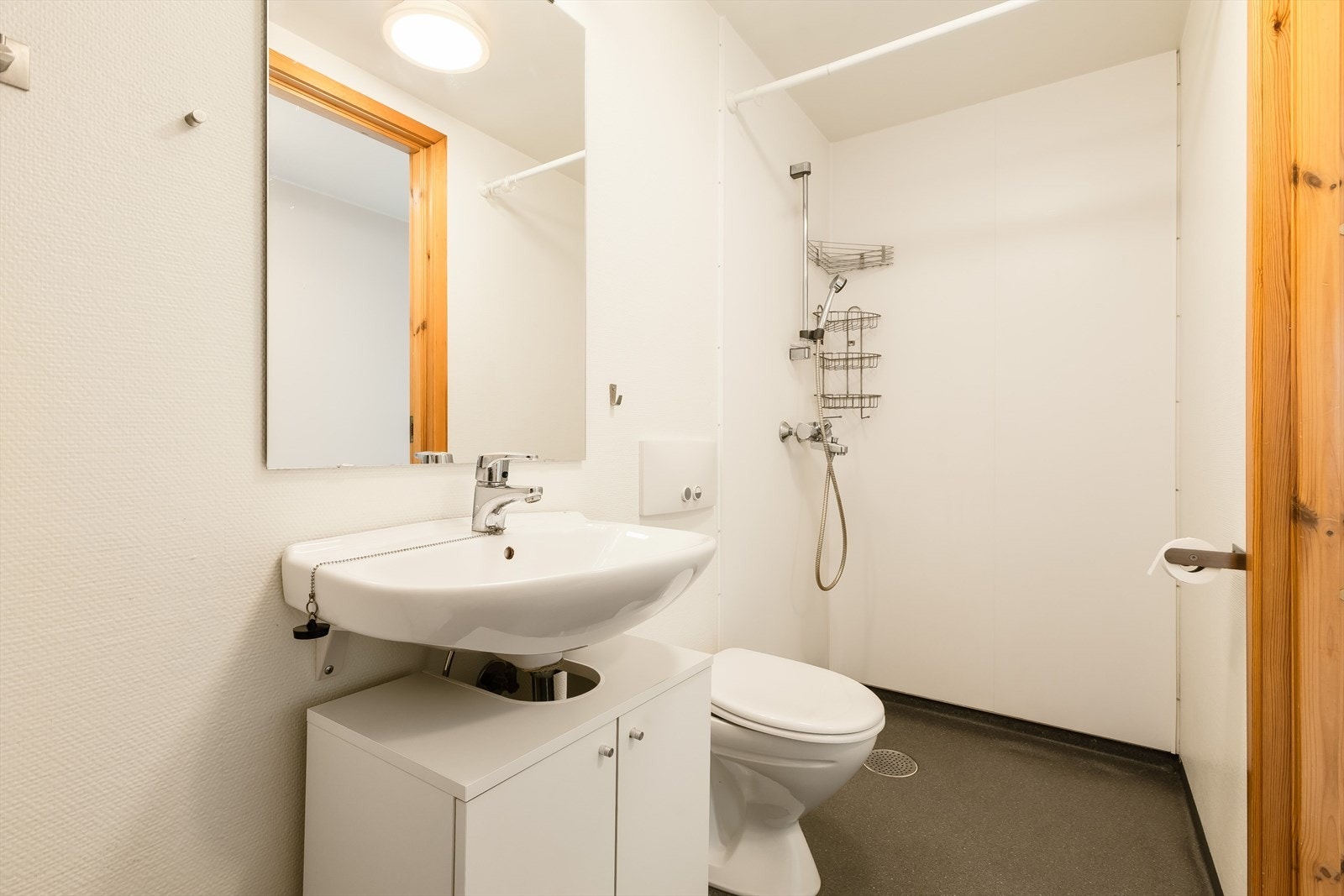 enkel innredning på bad Galleribilde