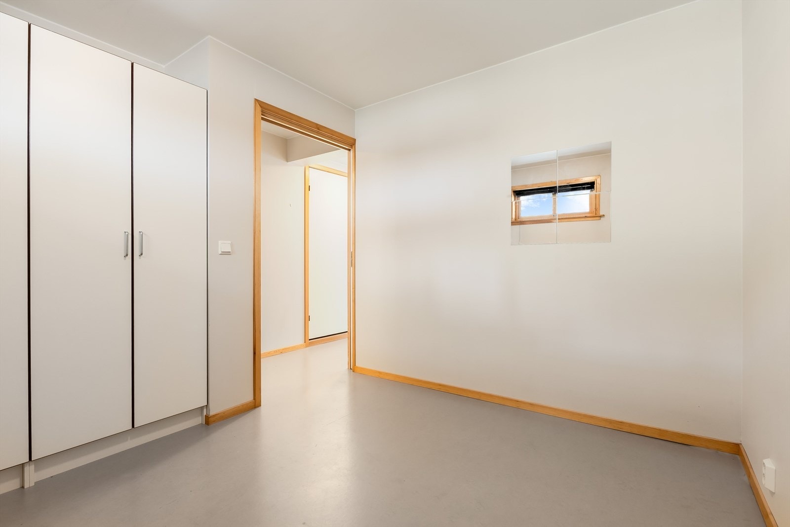Soverom med garderobeskap Galleribilde