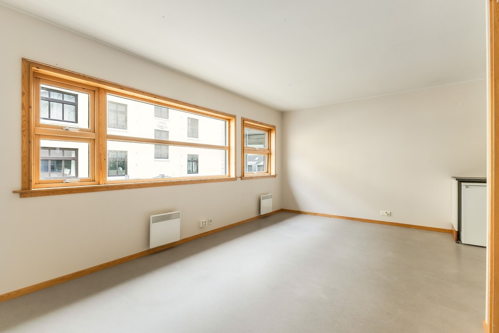 Stue med store vinduer Galleribilde