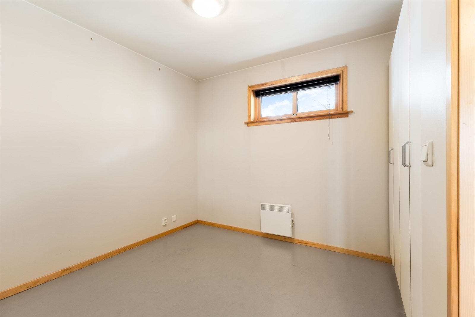 Soverom med et smalt vindu Galleribilde