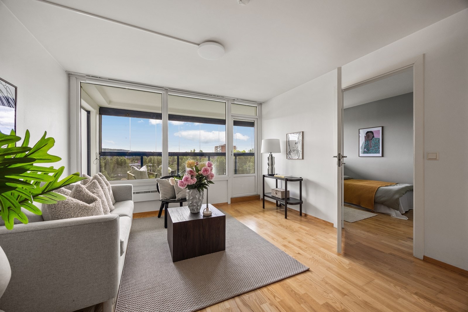 Fra stuen er det adkomst til ett av leilighetens to soverom. Galleribilde