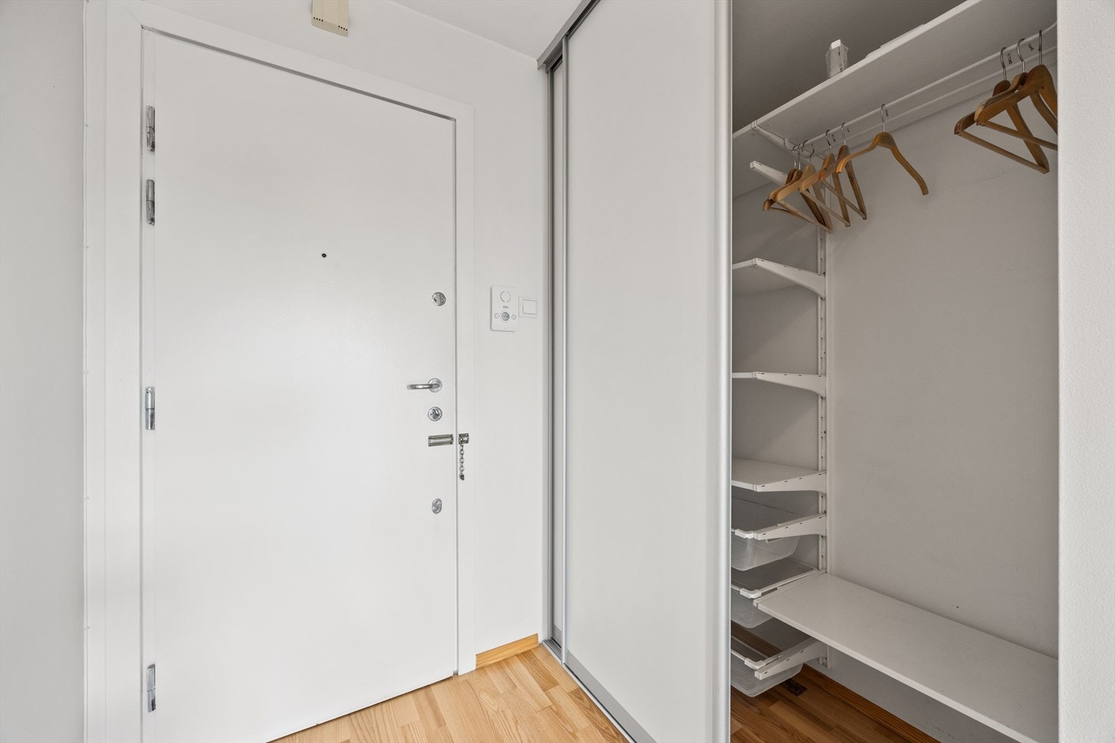 Entréen har plass til oppbevaring i en romslig skyvedørsgarderobe. Brannsikker ytterdør fra byggeåret. Galleribilde
