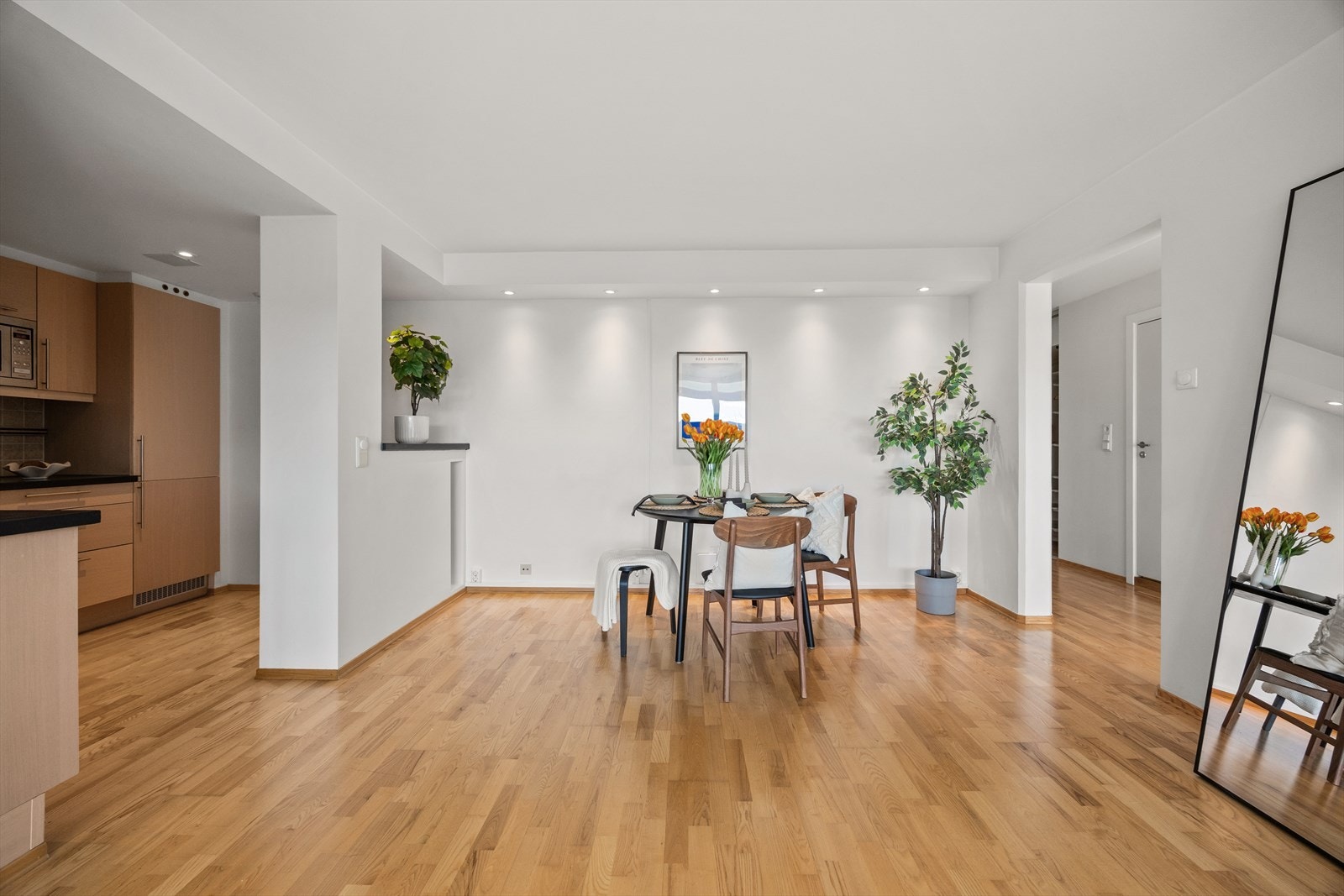 Vegger og himling har sparklet og malte overflater, som gir et rent og helhetlig uttrykk. Galleribilde
