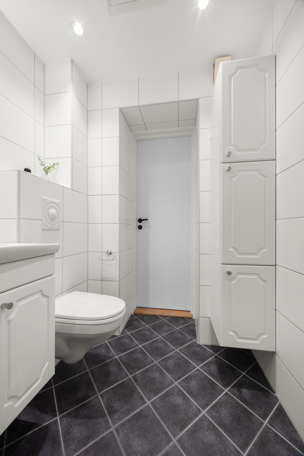 Badet har varmekabler i gulvet, innfelt belysning i himling og opplegg for vaskemaskin. Galleribilde
