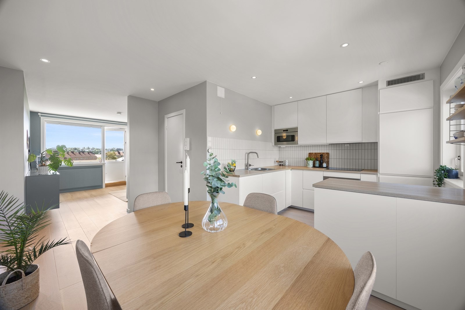Tidløs kjøkkeninnredning fra IKEA, installert i 2019. Galleribilde