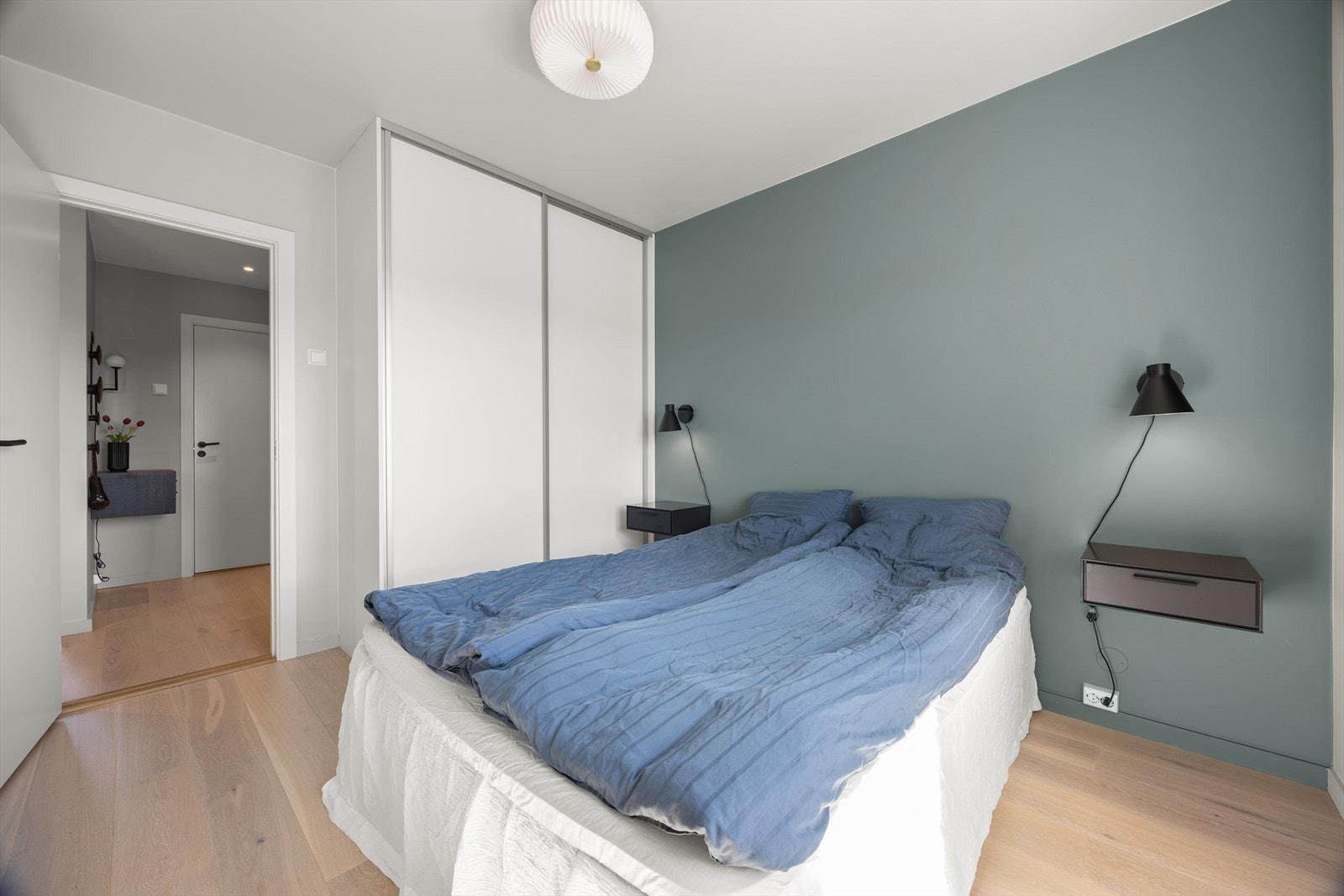En praktisk skyvedørsgarderobe gir rikelig med oppbevaringsplass. Galleribilde