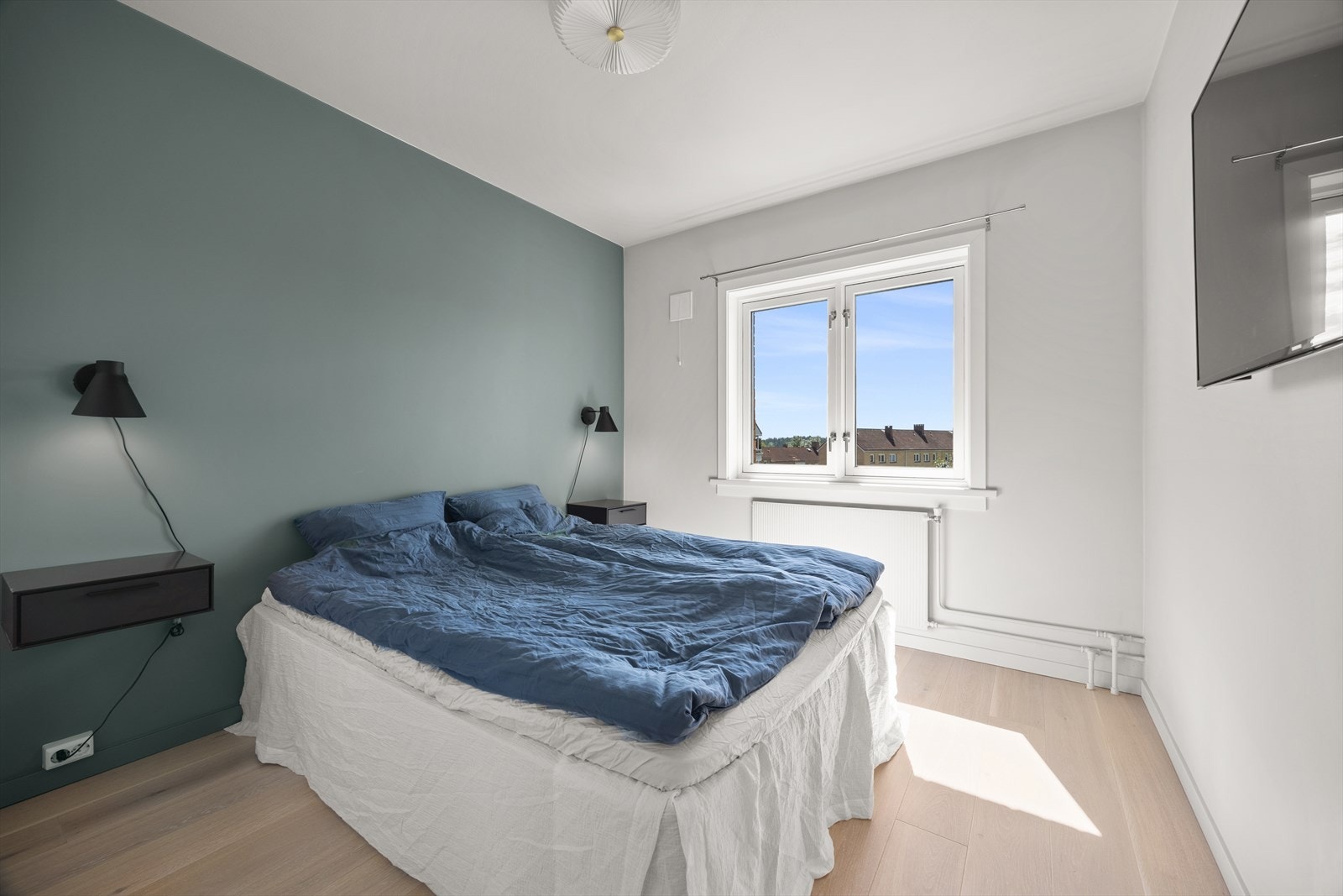 Romslig soverom med fine innredningsmuligheter. Galleribilde