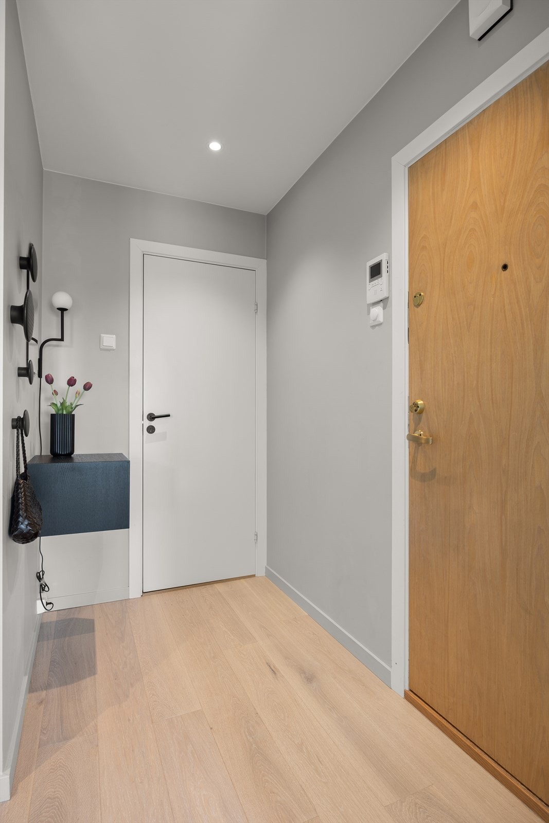 Fra entréen er det tilgang på en innvendig bod med god oppbevaringsplass. Leiligheten disponerer også en bod i kjeller på ca. 6 m² og en bod på loft målt til ca. 6 m². Galleribilde