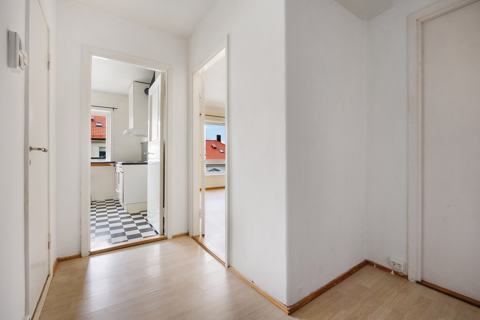 Leiligheten består av entré/gang, stue, kjøkken, to soverom og bad Galleribilde
