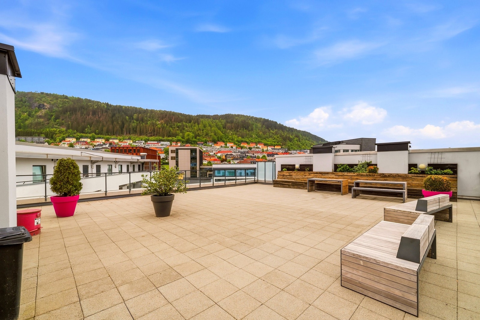 Det er felles takterrasse, der solen og utsikt kan nytes i koselige omgivelser (adgang til takterrassen er via Bjørnsons gate 7 - oppgangen ved siden av). Galleribilde