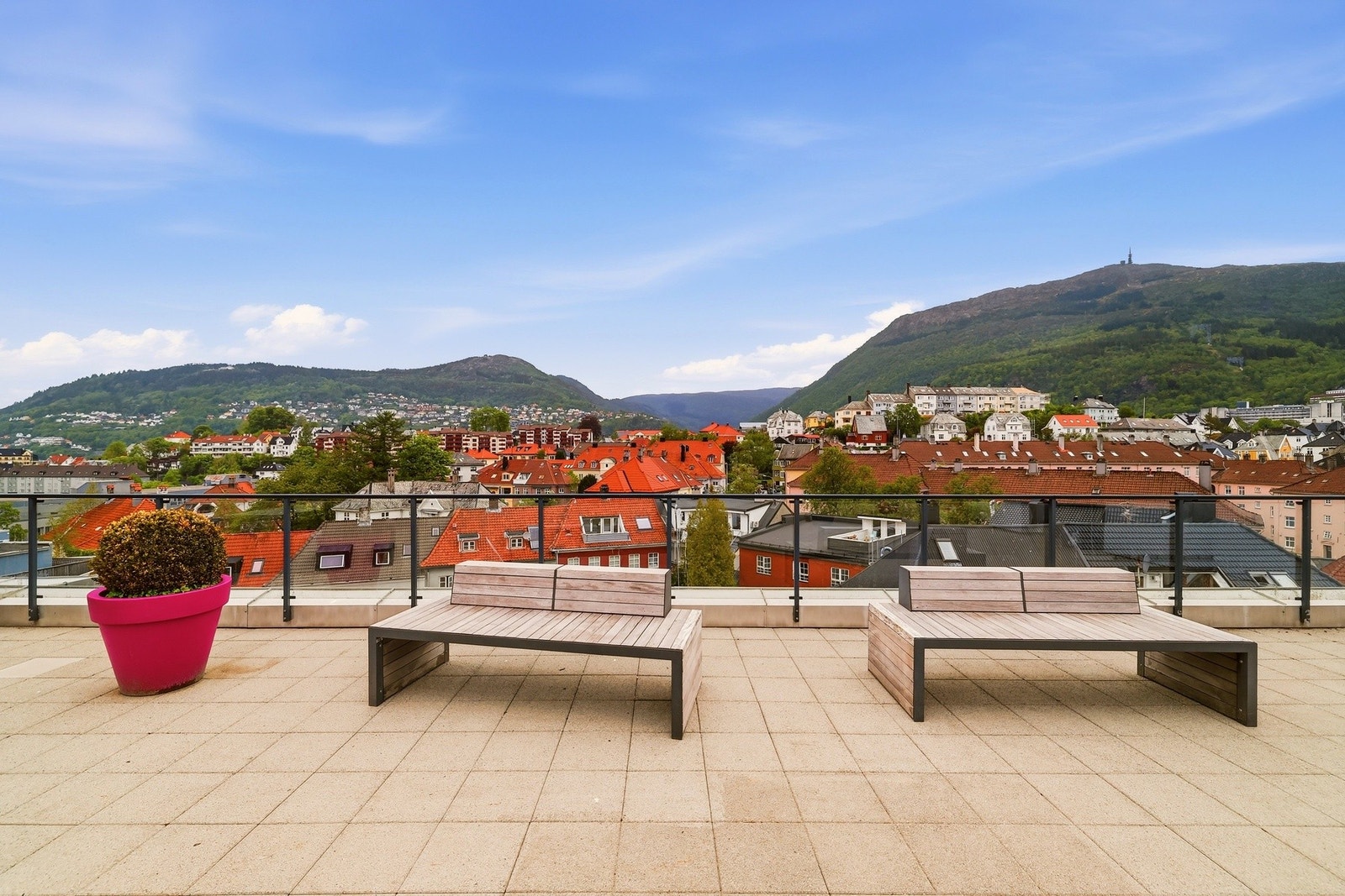 Her får man nydelig utsikt mot byfjellene. Som en ekstra bonus gir beliggenheten også kort vei til bybane, servicetilbud og studiesteder. Galleribilde