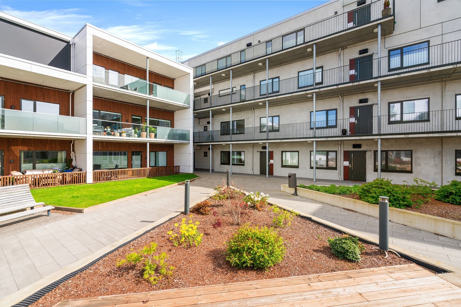 Sameiet byr på pene og velstelte fellesområder med lekeplasser, beplantede områder og treplattinger for opphold. Galleribilde