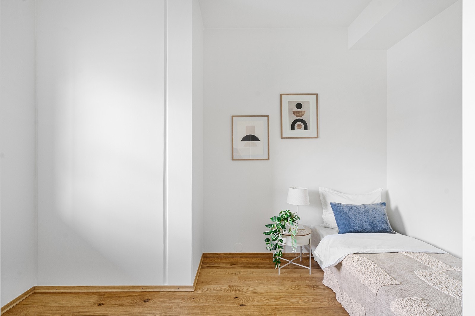 Soverommet ved siden av kjøkkenet har god plass til seng og ulike skap- og hylleløsninger. Galleribilde