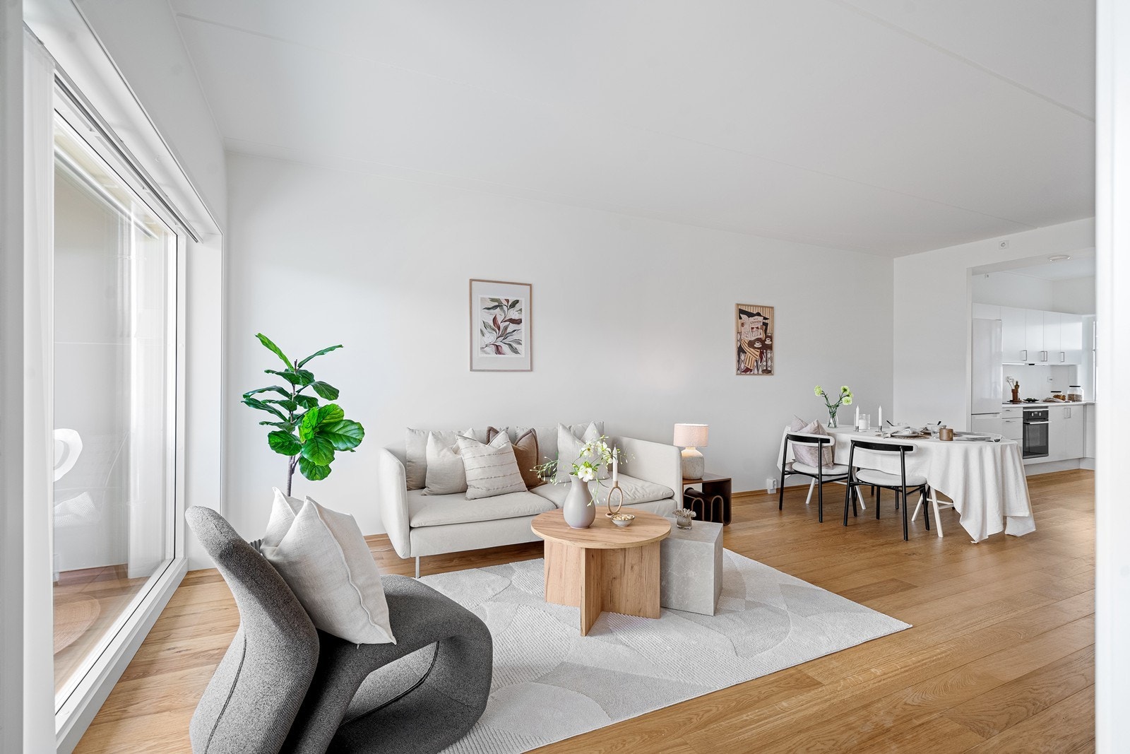 Stuen er lys og luftig med store vinduer, og utgang til innglasset balkong. Galleribilde