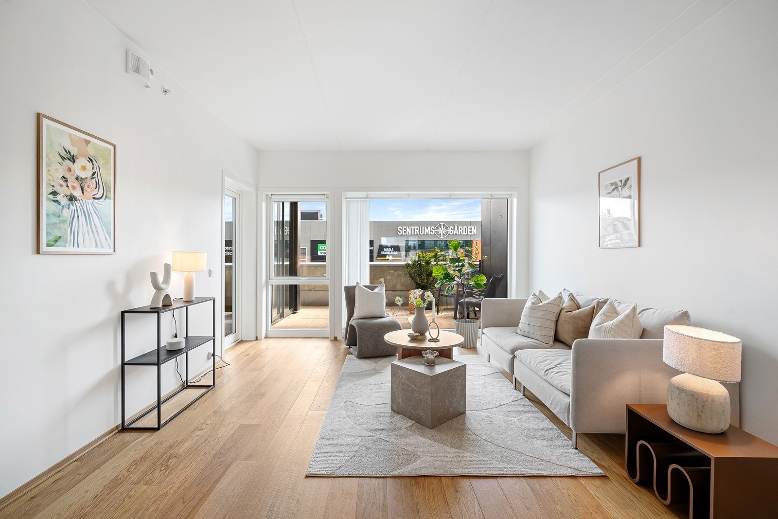 Moderne og romslig leilighet med gjennomgående gode kvaliteter, 2 bad og innglasset balkong. Galleribilde