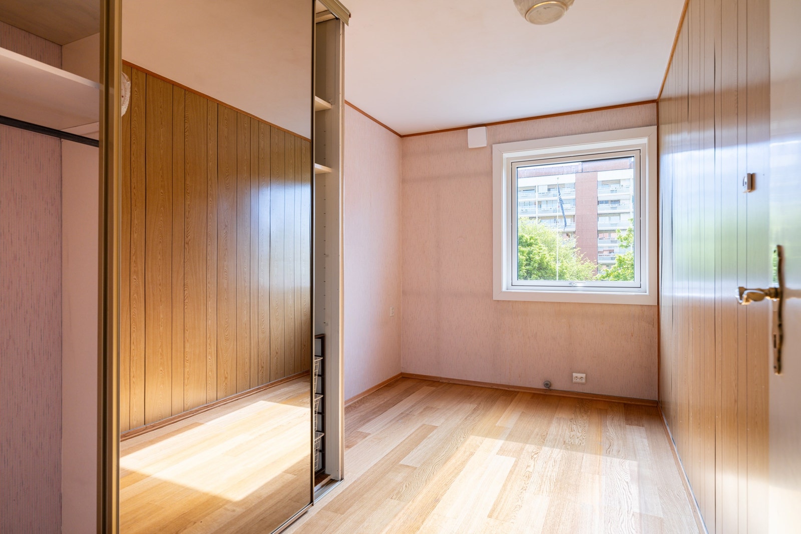 Leiligheten har totalt 3 soverom. Alle soverommene har en praktisk størrelse og er plassert skjermet fra stuen. Dette er fra soverom 1. Galleribilde