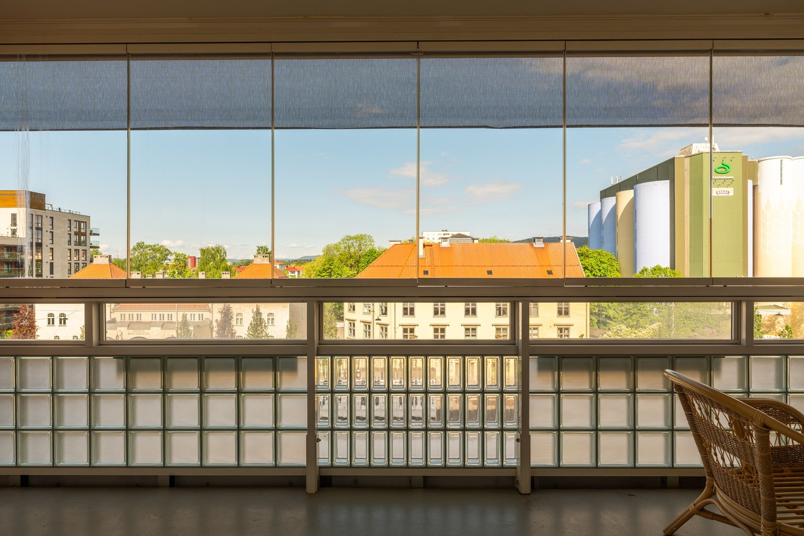 Den innglassede balkongen fungerer som en forlengelse av stuen store deler av året. Glassene kan forskyves og åpnes opp. Galleribilde
