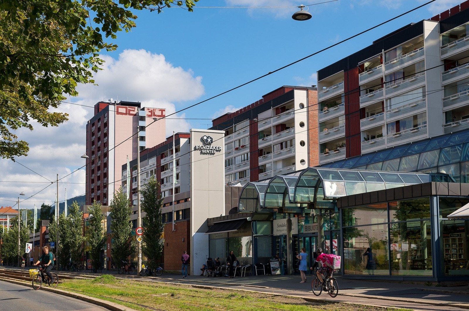 Kort vei til trikkestoppet ved Sandaker Senter. Galleribilde