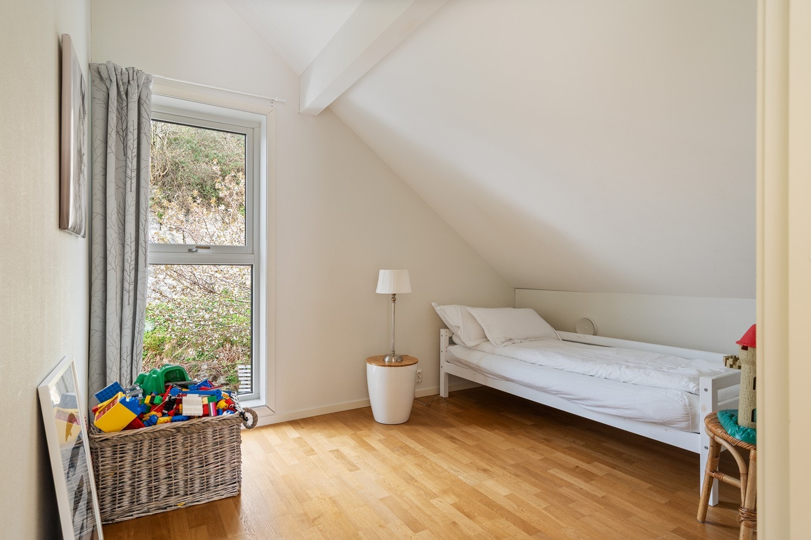 Lyst og hyggelig soverom i loftsetasjen. Galleribilde