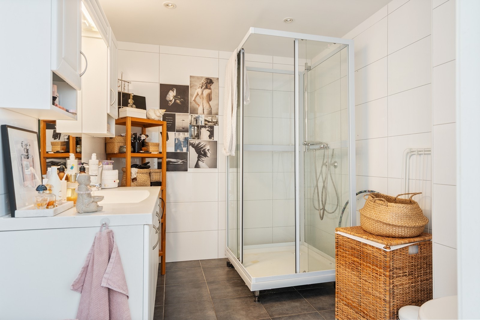 Tidløst og moderne bad med praktiske løsninger. Galleribilde