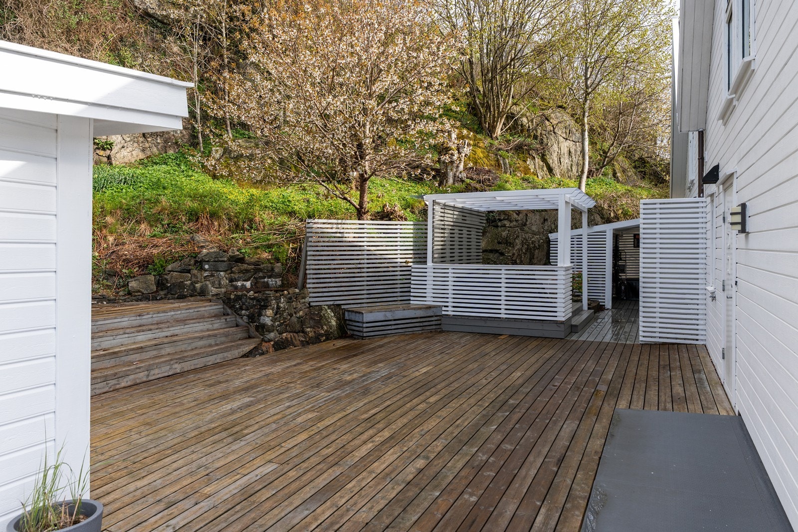 Skjermet og stor terrasse Galleribilde