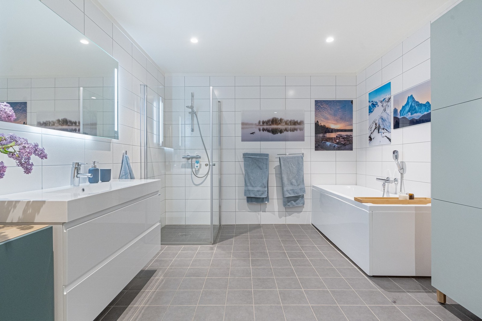 Begge badene holder en moderne standard med flislagte overflater, gulvvarme, downlights og stilrene innredninger. Galleribilde