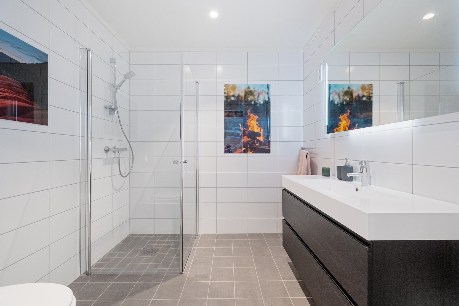 Badet i hovedetasjen har dusjløsning, moderne baderomsinnredning og wc. Galleribilde
