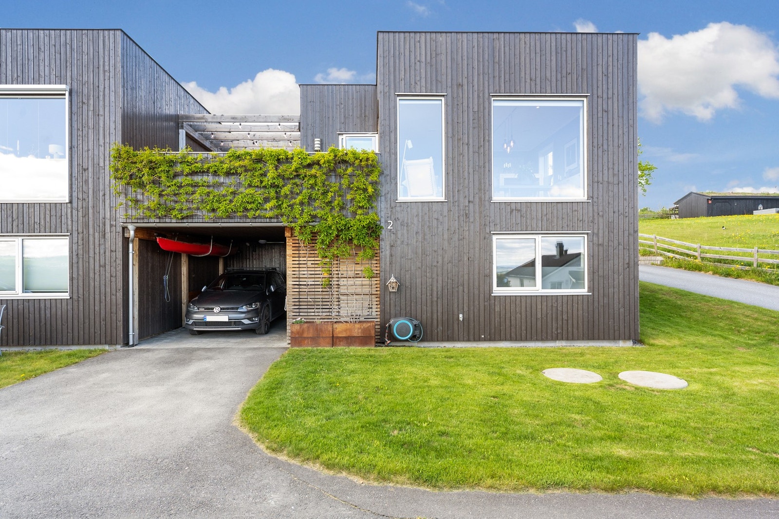 Carport sørger trygg parkering. I tillegg har boligen godt med oppbevaringsplass fordelt på flere boder. Galleribilde