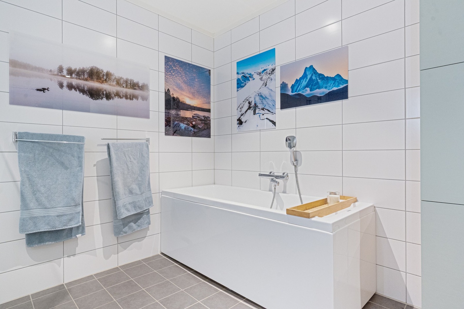 Badet i underetasjen er utstyrt med både badekar og dusjhjørne. Galleribilde