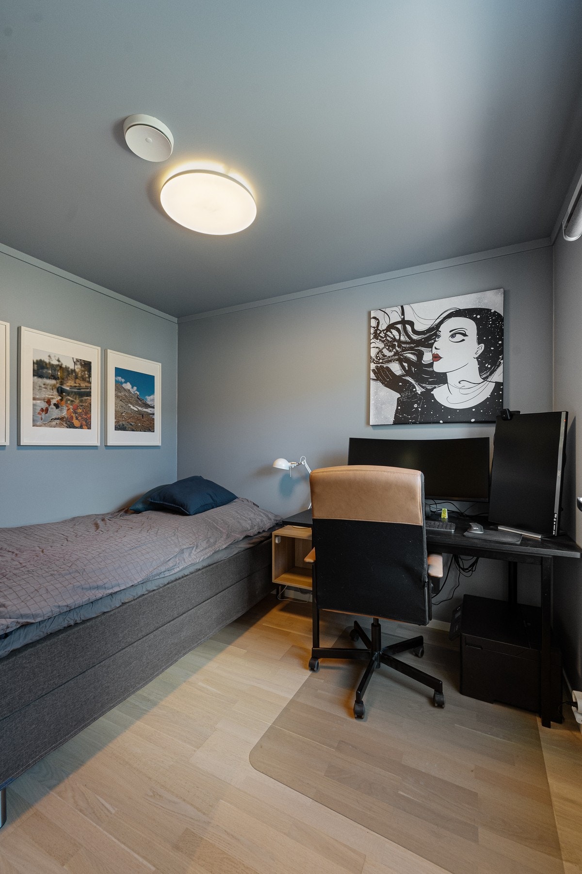 Soverom nr. 2 ligger i 1.etasje og passer perfekt som enten barnerom, gjesterom eller kontor. Galleribilde