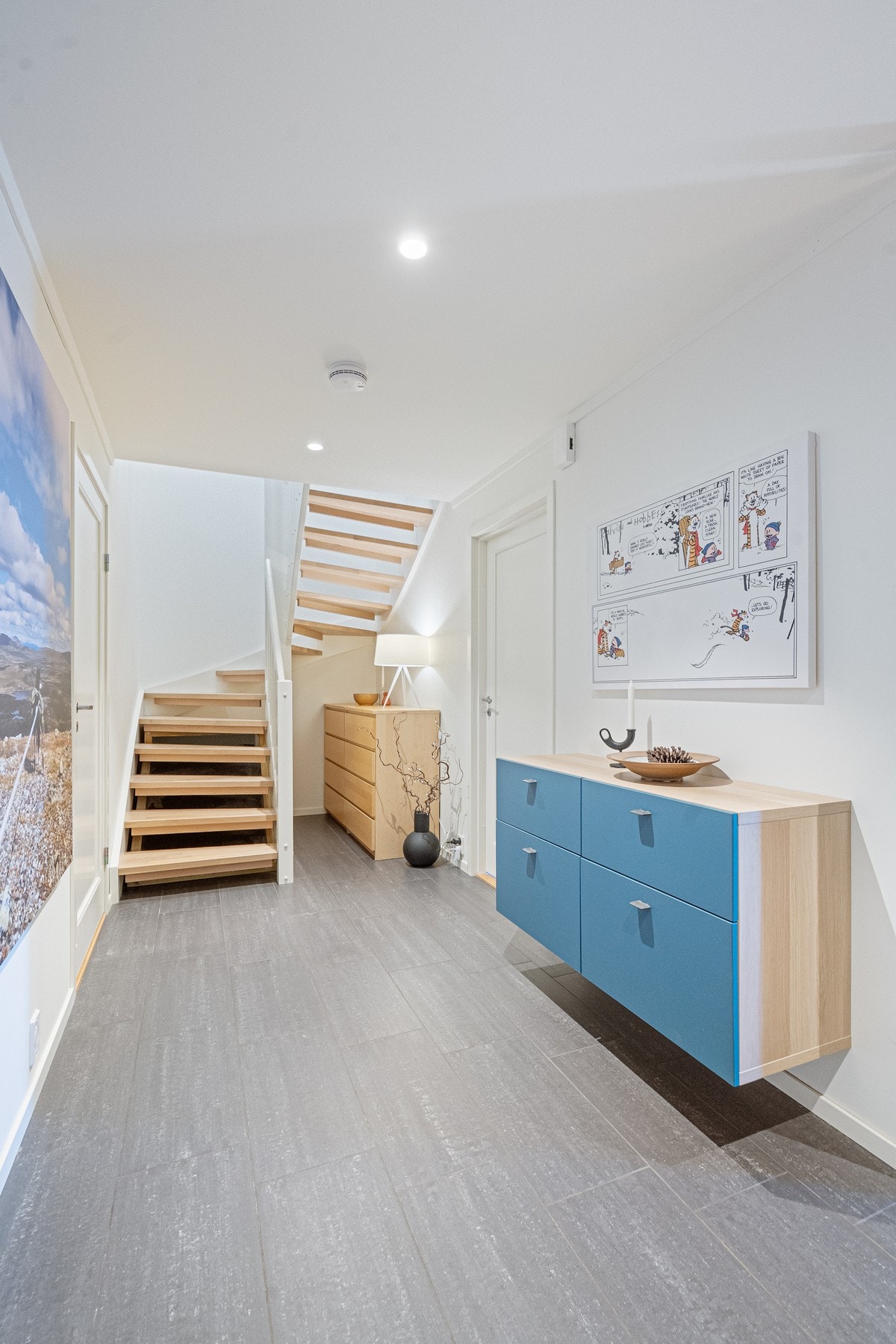Trapp i treverk binder etasjene sammen. Galleribilde