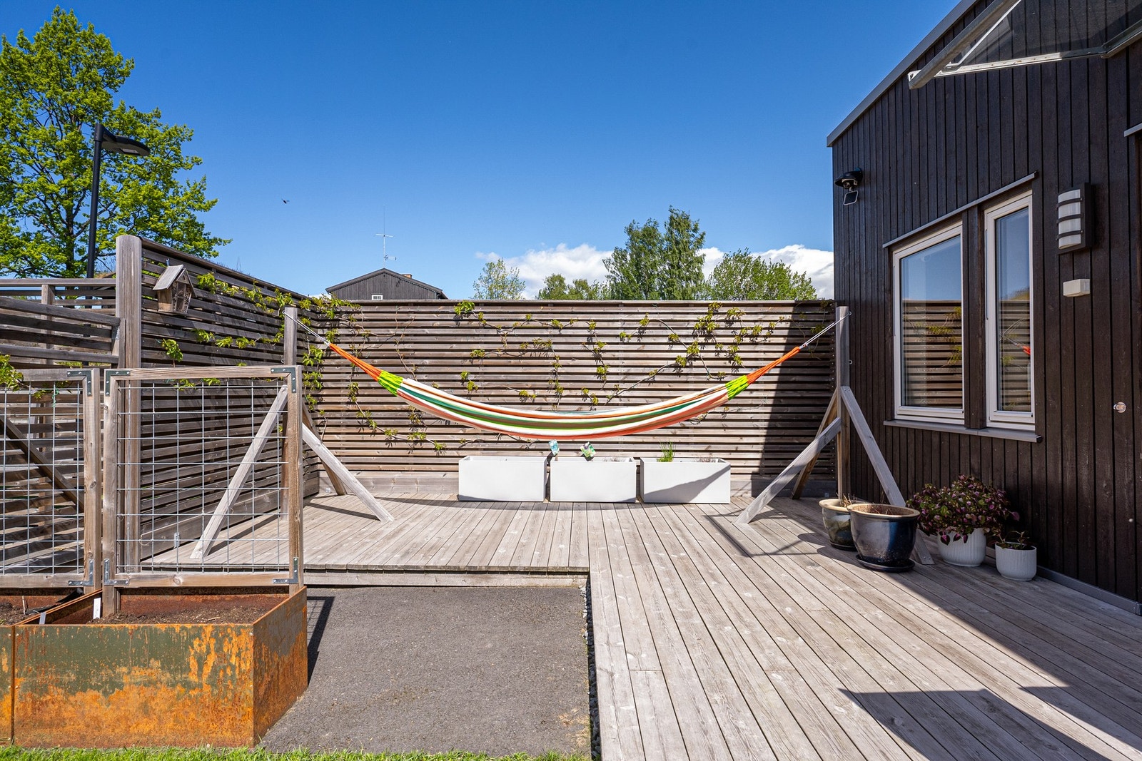 Gjerde mot nabo skjermer for innsyn. Galleribilde