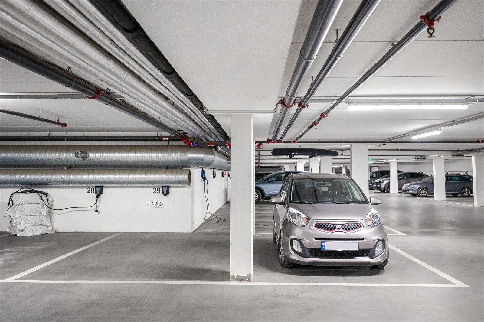 Parkering i lukket anlegg med lader. Galleribilde