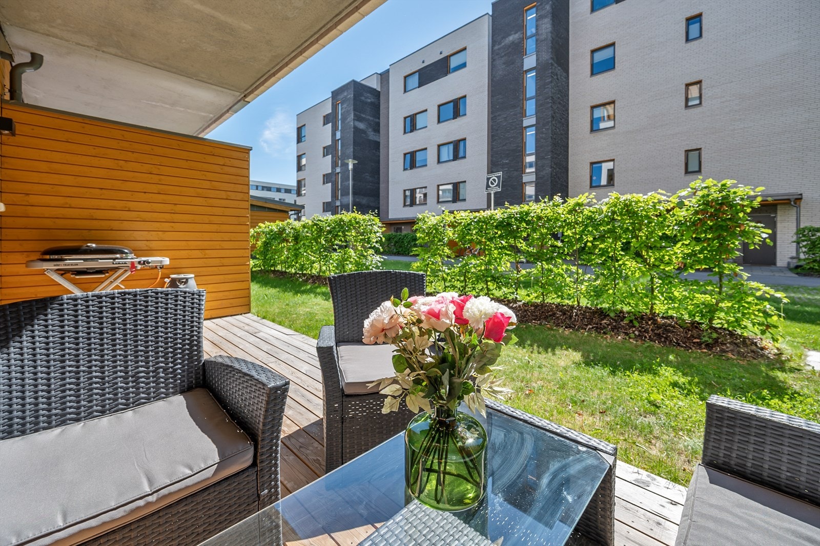 Leiligheten ligger i 1. etasje og har en hyggelig terrasse, vendt mot sør/vest. Galleribilde
