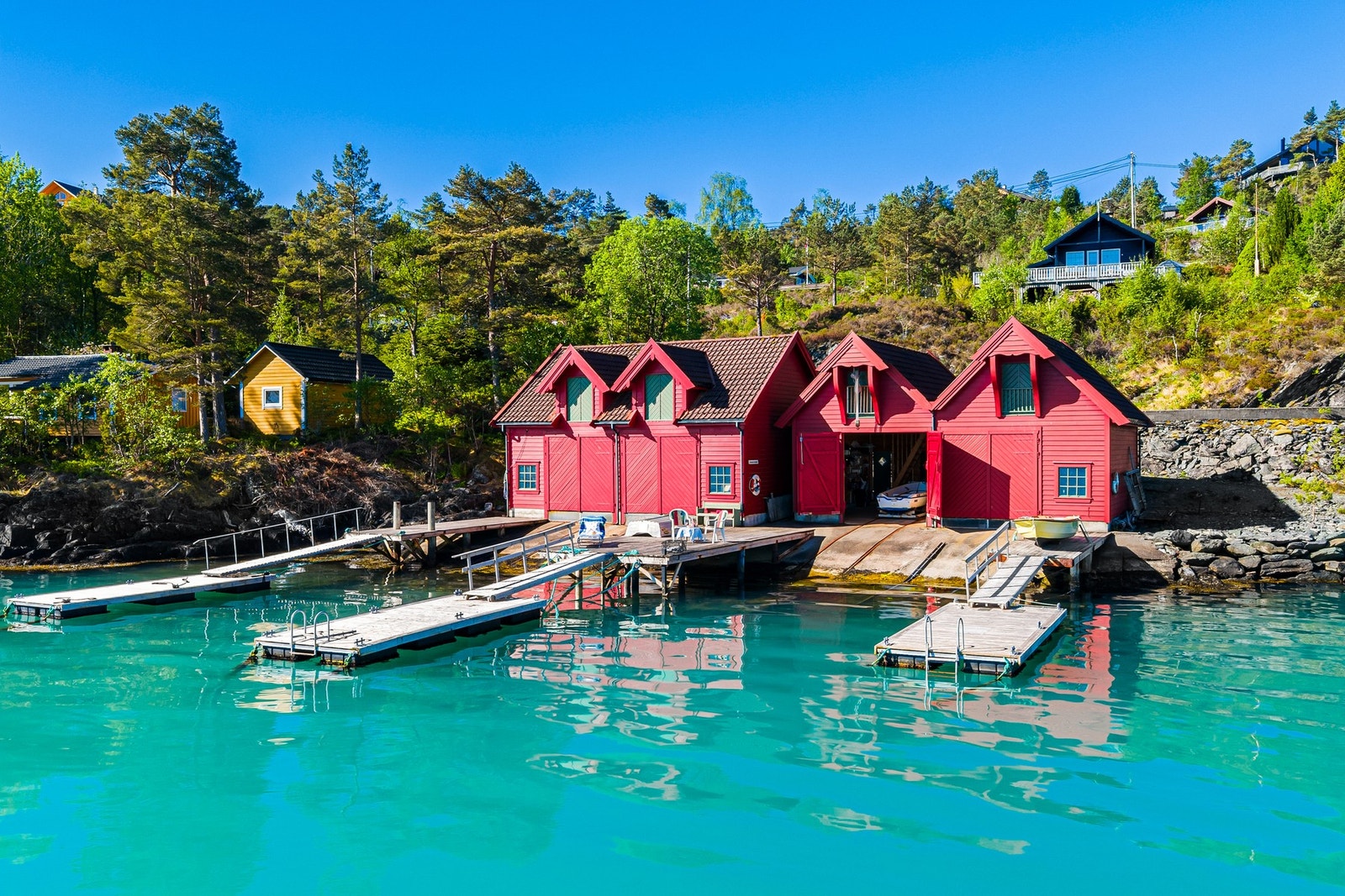 Her får du også naust med kai og flytebrygge. Galleribilde