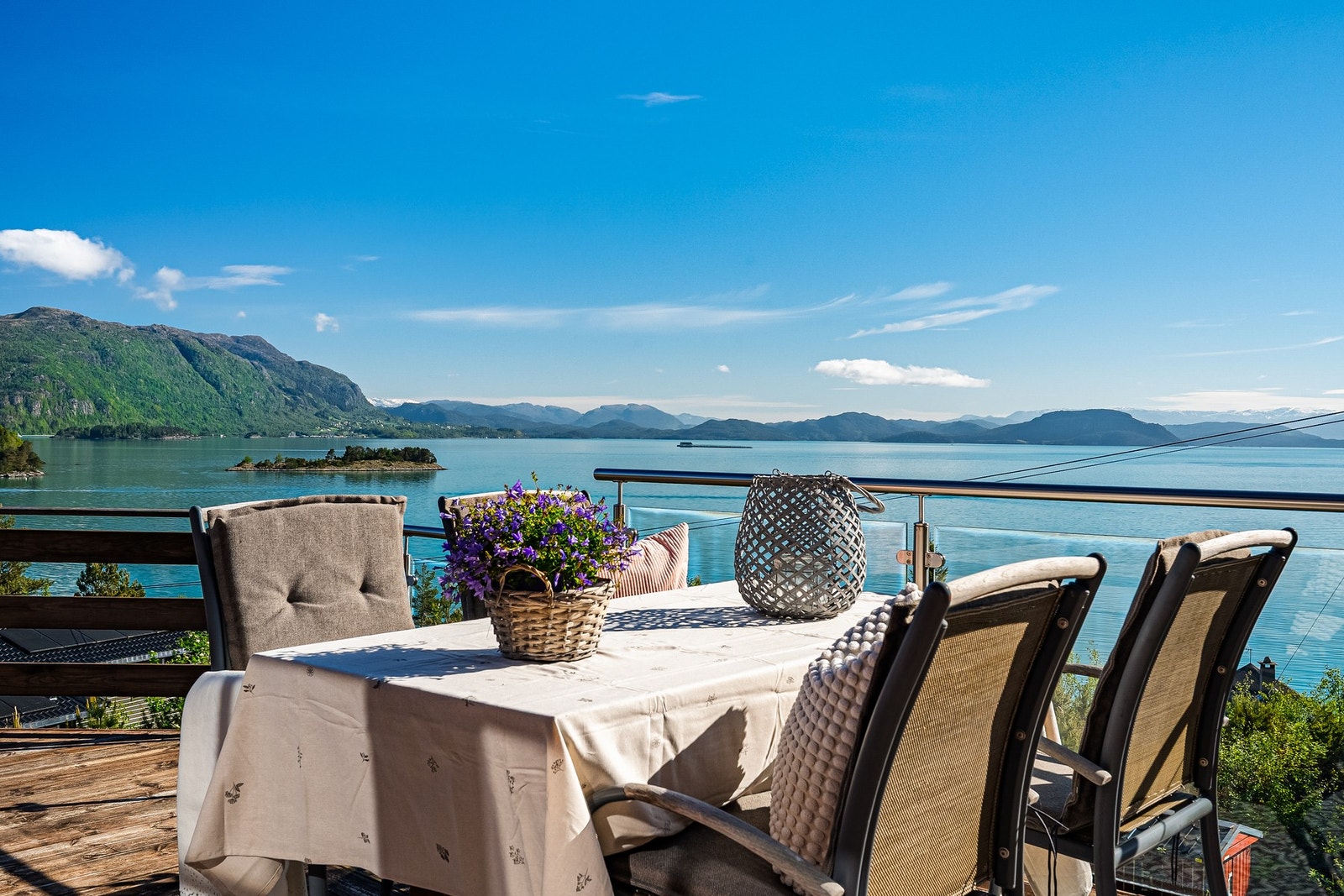 Store terrassearealer omkranser hytten og gir gode muligheter for både avslapning, solrike dager og hyggelige sammenkomster. Galleribilde
