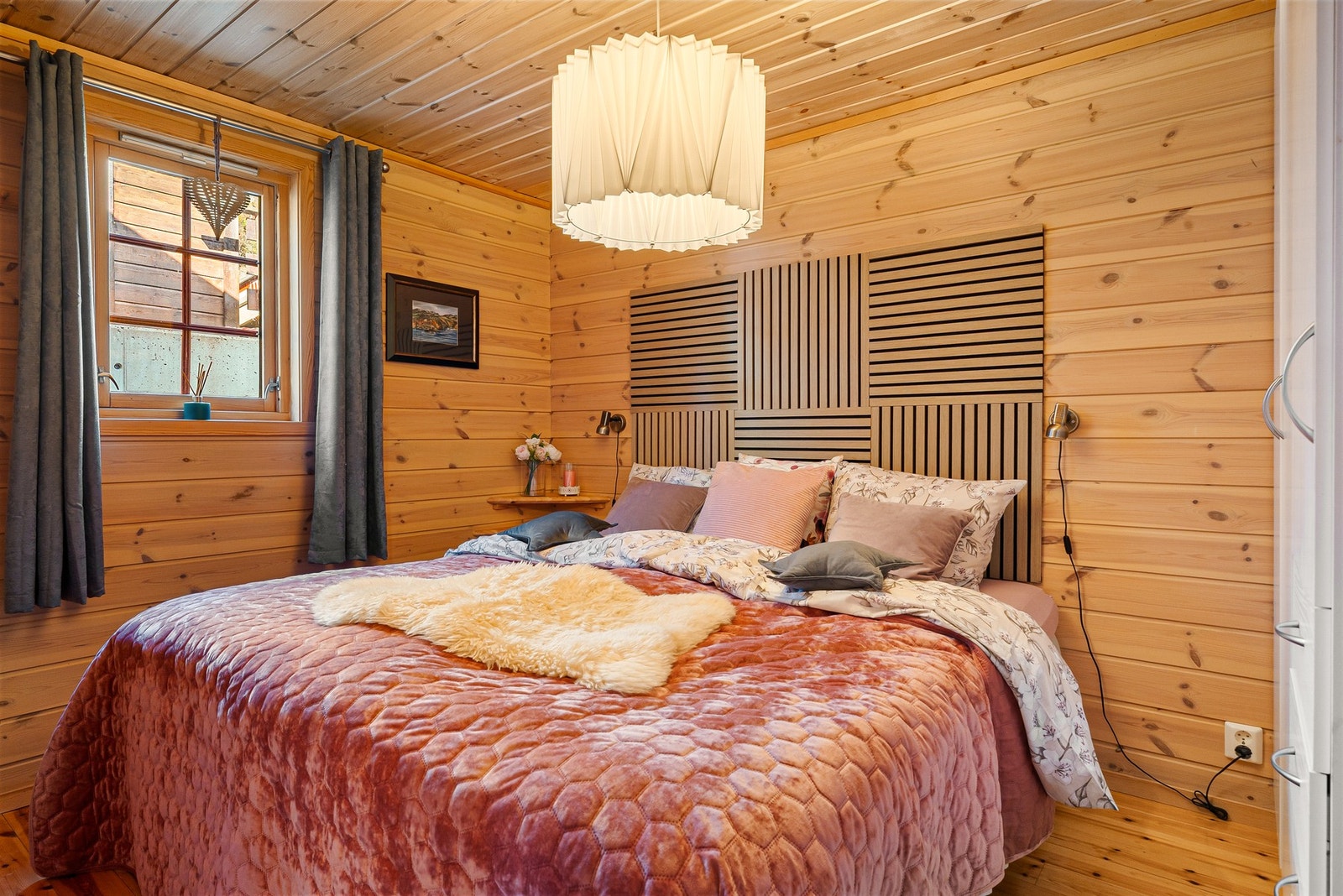 Soverommene har plass til dobbeltseng eller to enkeltsenger, med nattbord på hver side og garderobe. Galleribilde