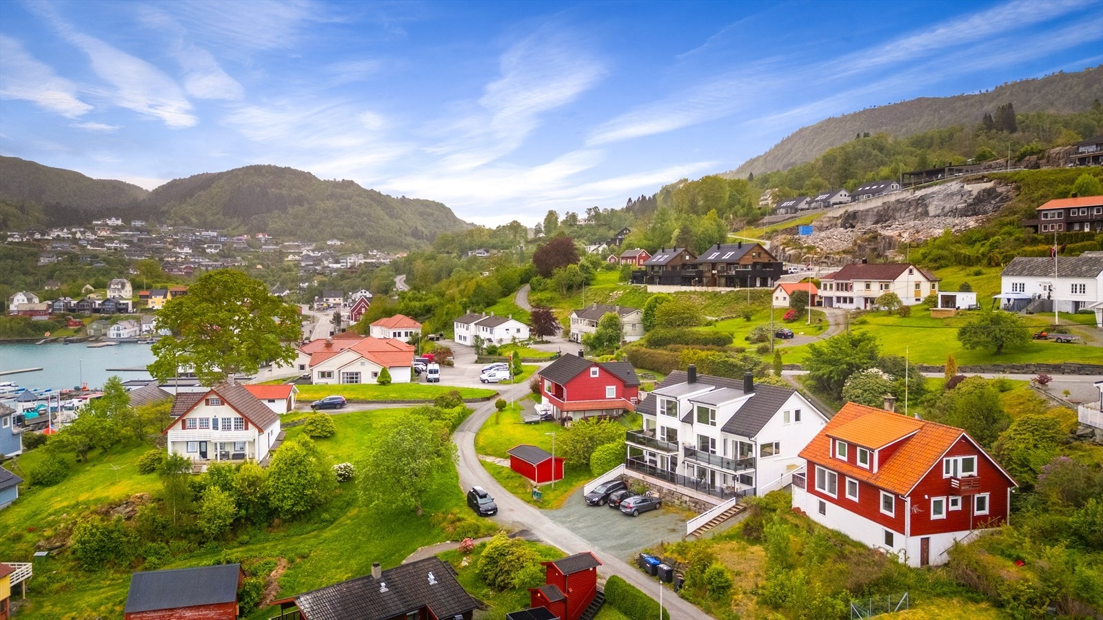 Det er fast parkering på nedsiden av boligen Galleribilde