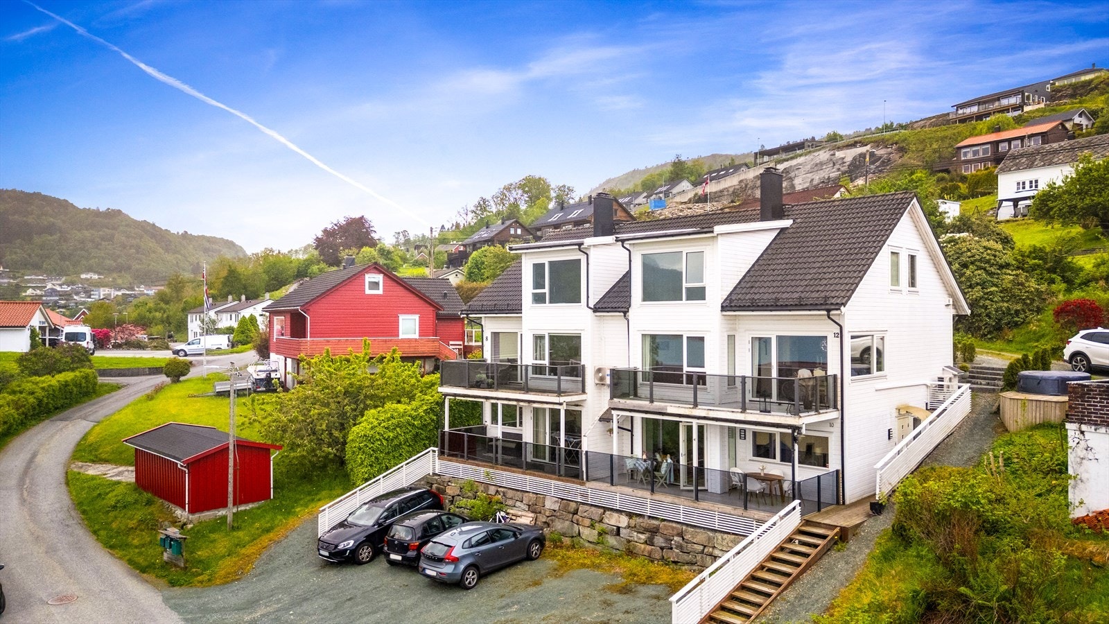 Leiligheten ligger i 1. etasje i firemannsboligen, kun få minutters gange fra Våge sentrum Galleribilde