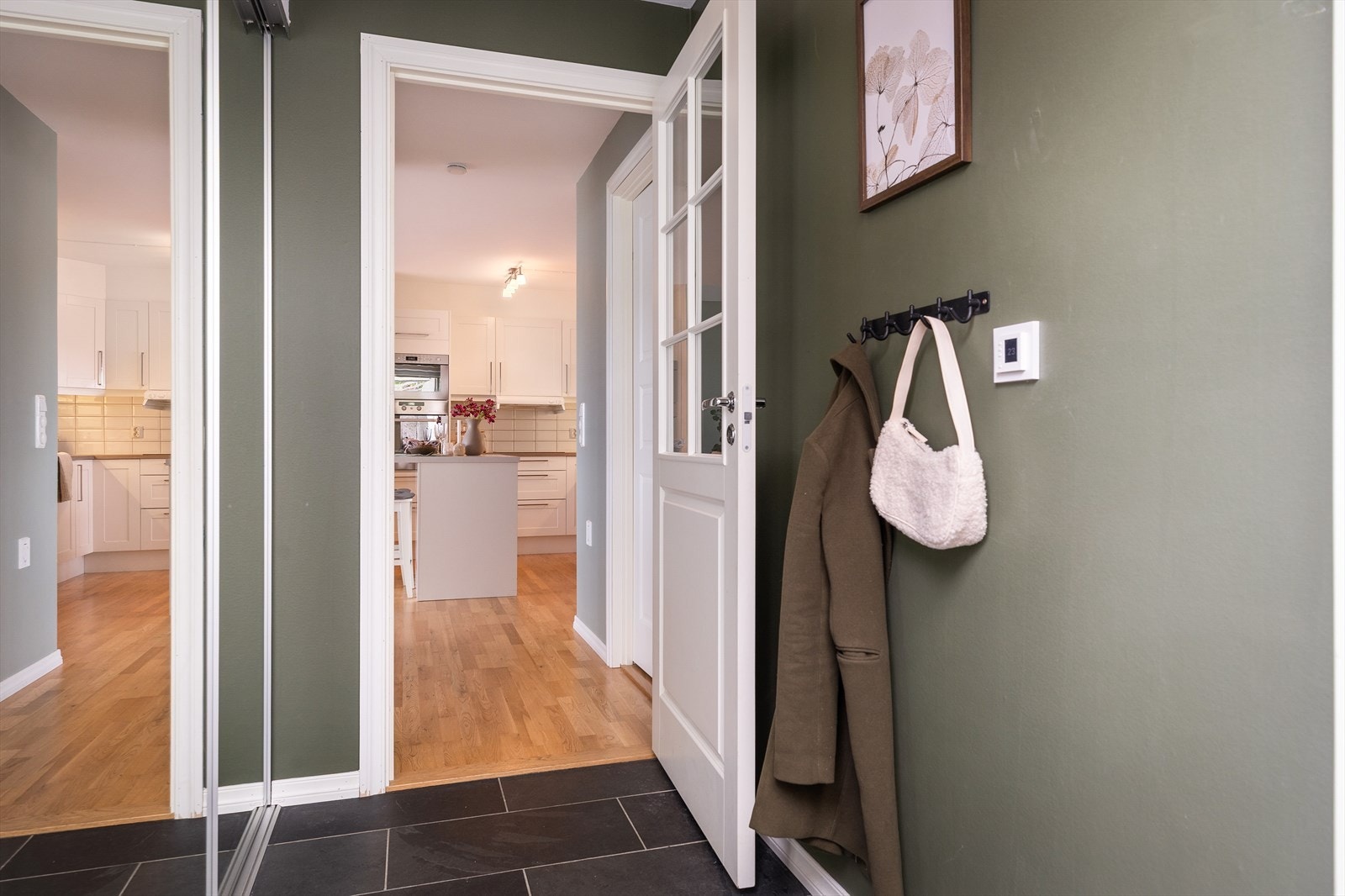 Entréen er romslig og innbydende, med skyvedørsgarderobe med speilfronter. Her er det godt med oppbevaringsplass til yttertøy og sko. Galleribilde