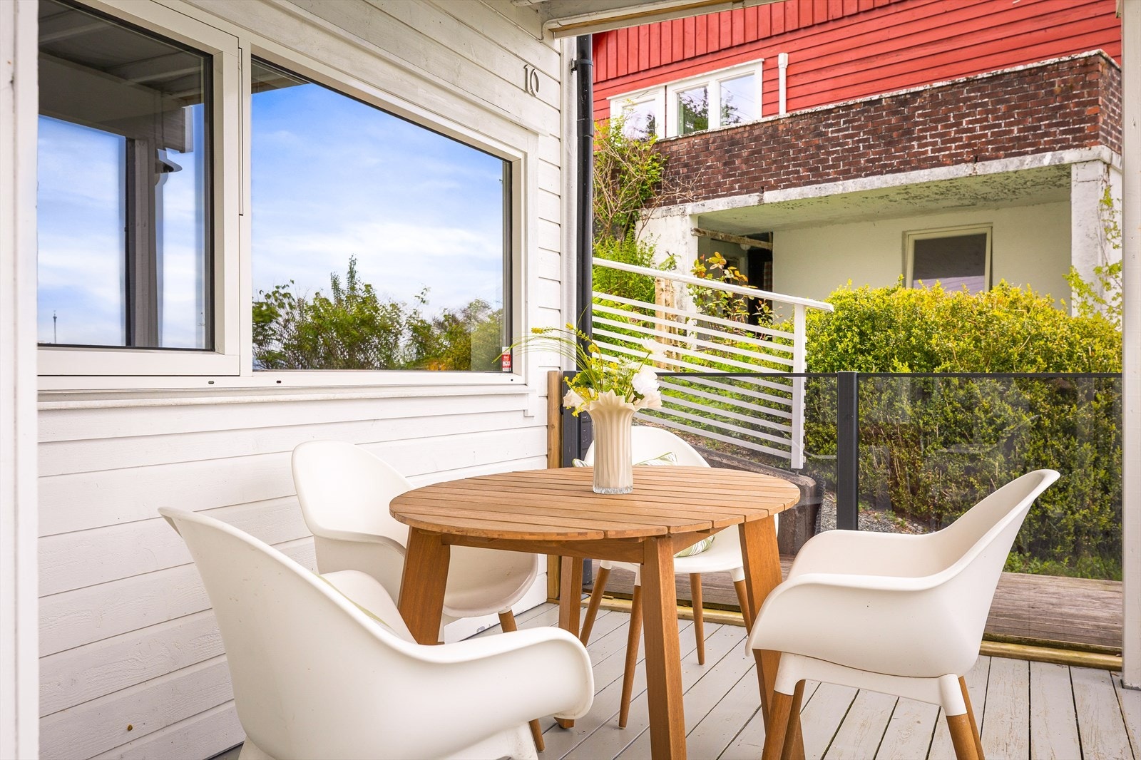 Det er terrasseplatting rundt hele eiendommen, samt trapp opp fra parkeringsplassen Galleribilde