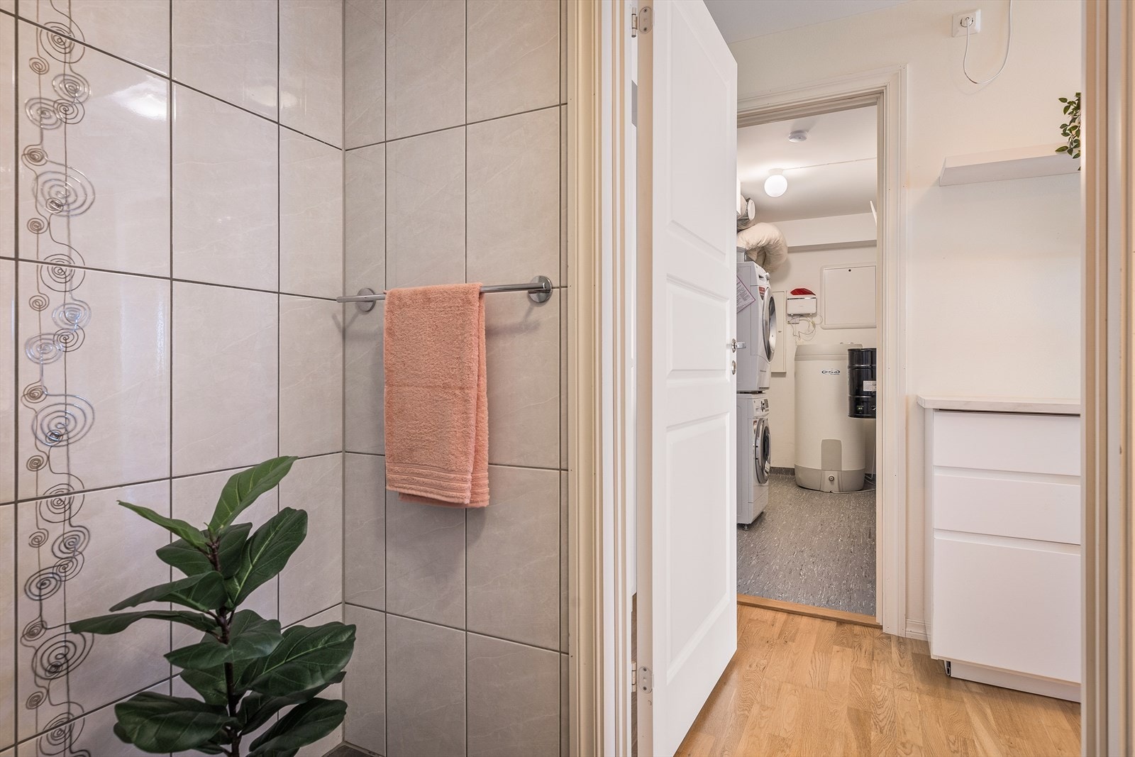 Rett overfor badet finner du et praktisk vaskerom Galleribilde