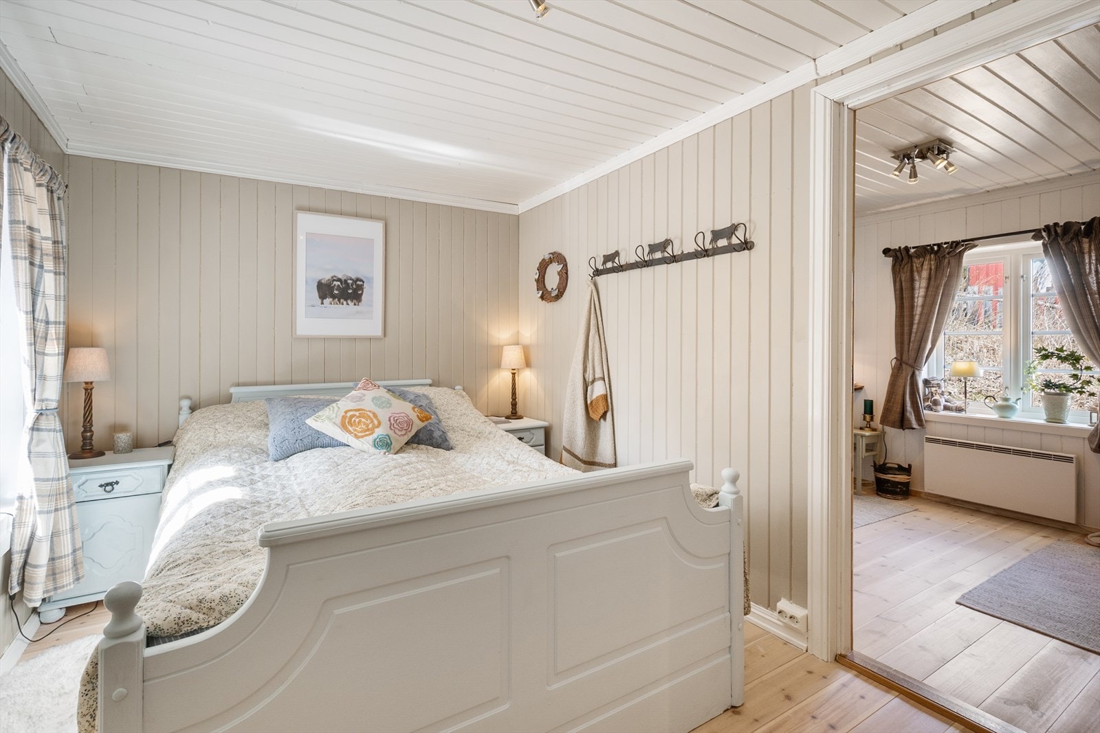 Hovedsoverom - begge soverom er holdt i lyse farger. Galleribilde