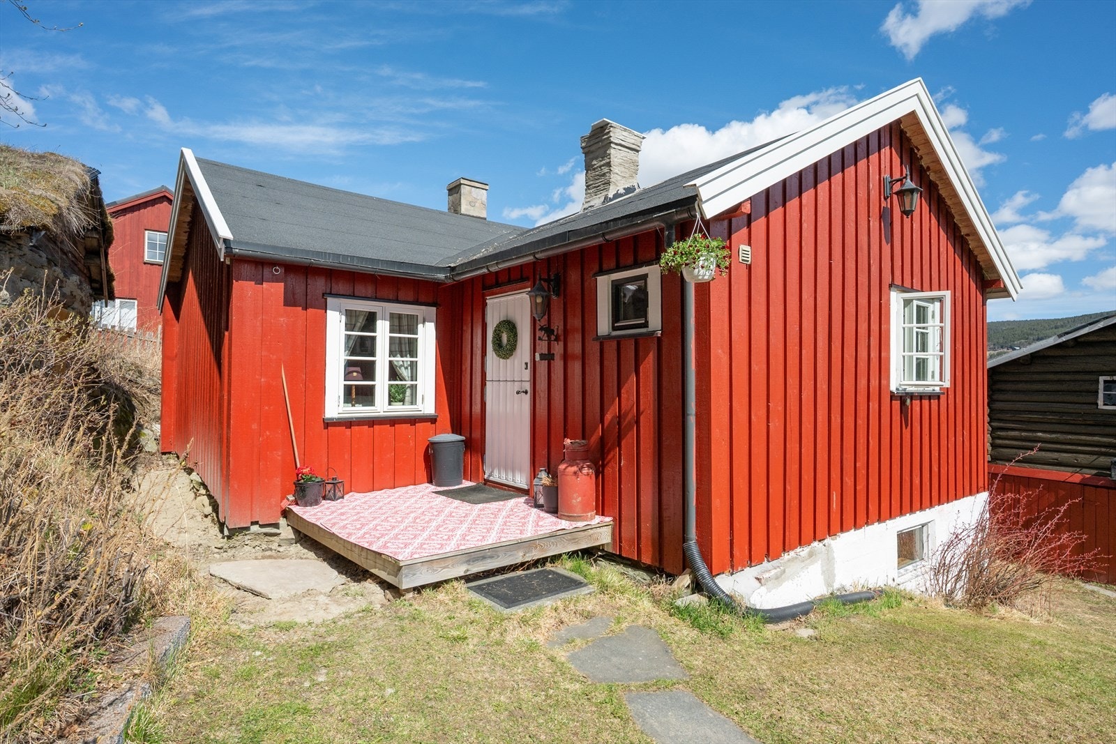 Hovedinngangen har en liten platting. Fasaden har stående bordkledning som ble skiftet i 2007/2008. Galleribilde