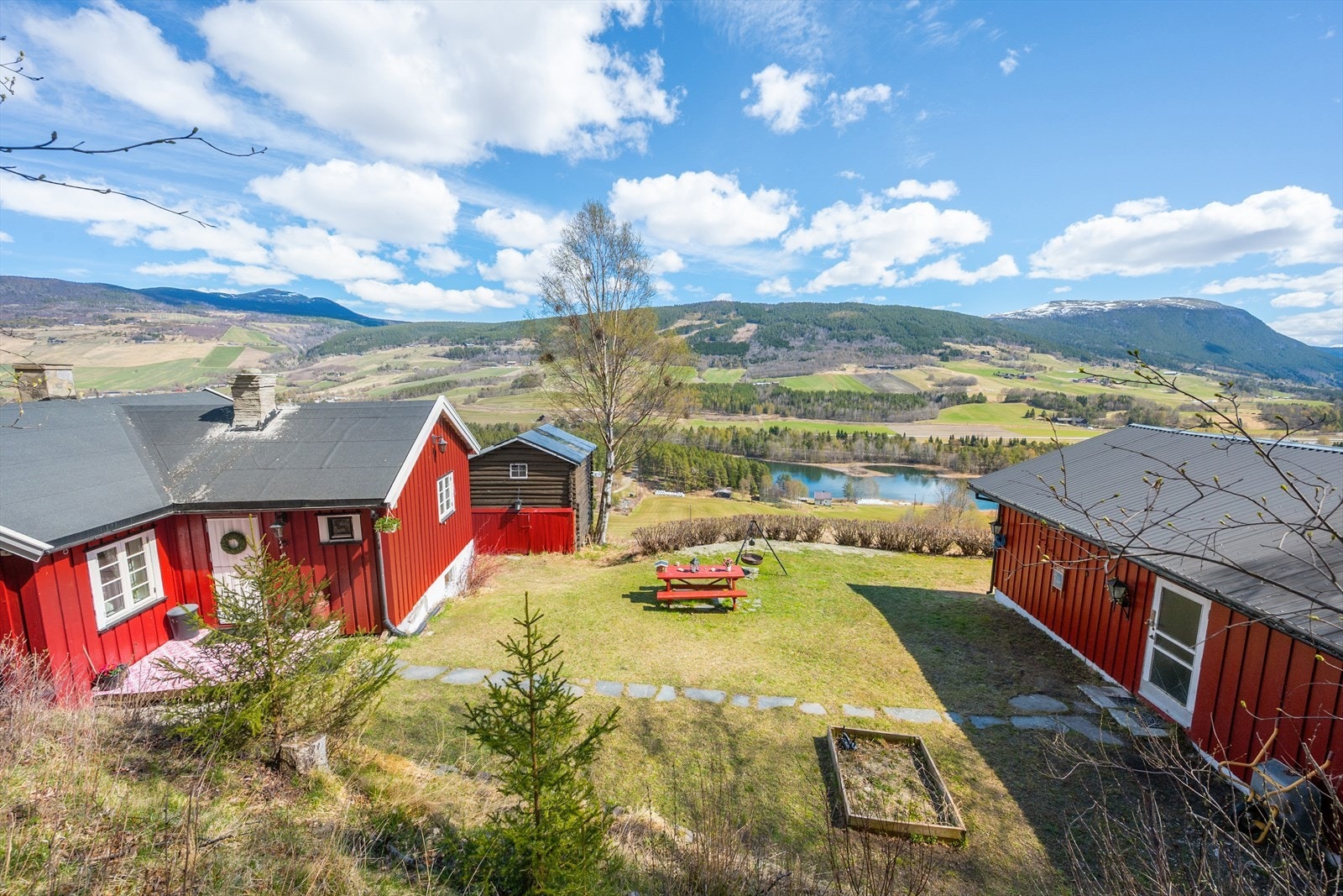 Eiendomsmegler 1 v/Anders Øium ønsker velkommen til Jøndalsvegen 176! Foto: Ivar Flagestad Galleribilde