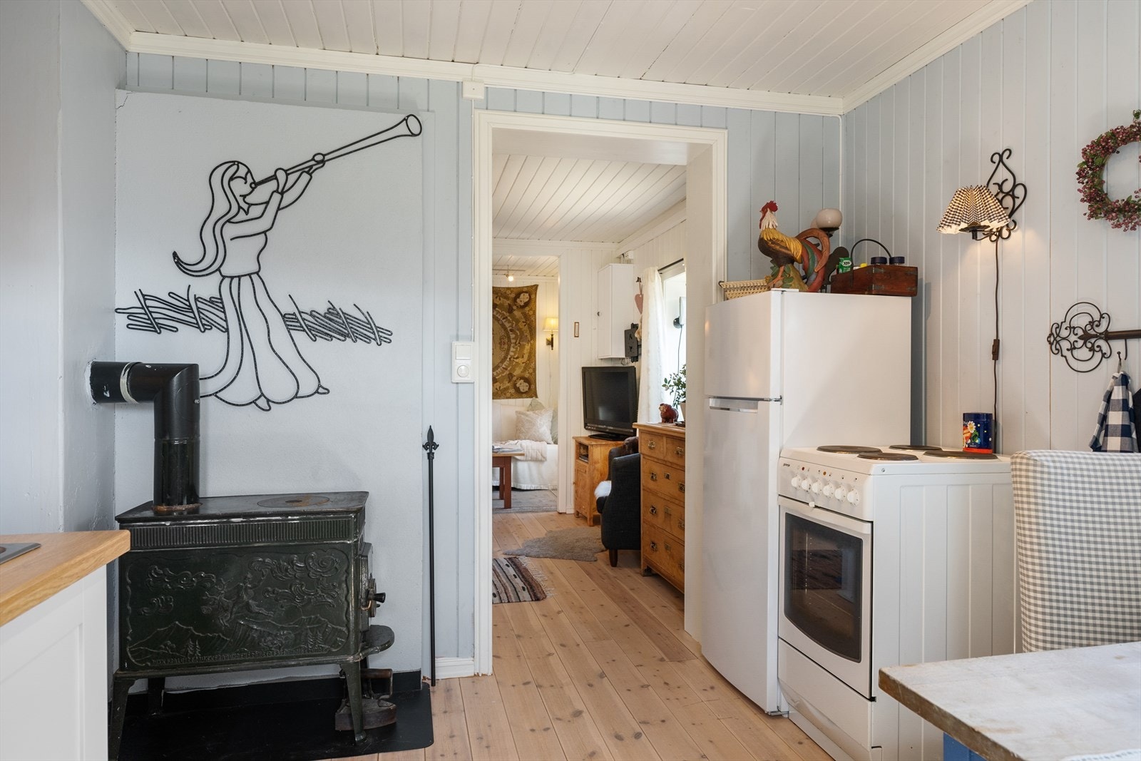 Fra kjøkkenet åpner boligen seg mot to sammenhengende stuerom. Galleribilde