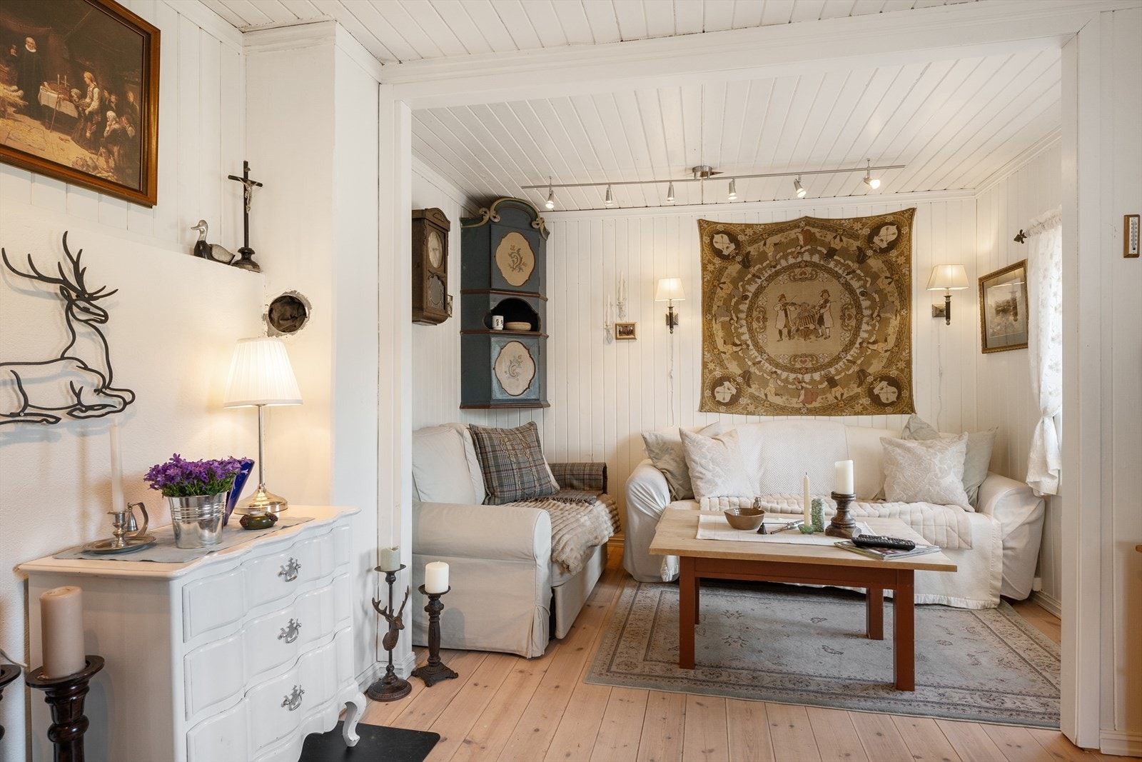 Gjennomgående heltre gulvbord og panel på vegger og i tak skaper en lun stemning. Galleribilde