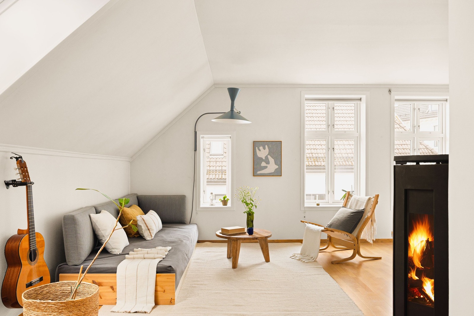 De store vindusflatene slipper inn rikelig med naturlig lys og skaper en luftig og behagelig atmosfære. Galleribilde